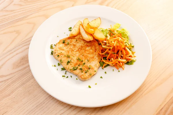 Schnitzel com batatas fritas — Fotografia de Stock