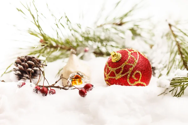 Boule de Noël sur neige — Photo