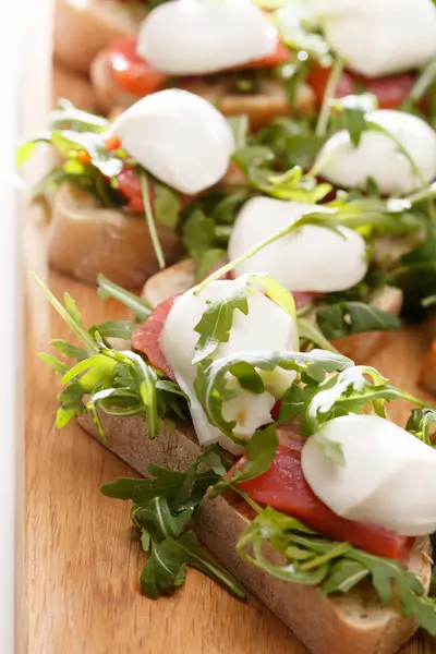 Mozzarella e panino alla rucola — Foto Stock