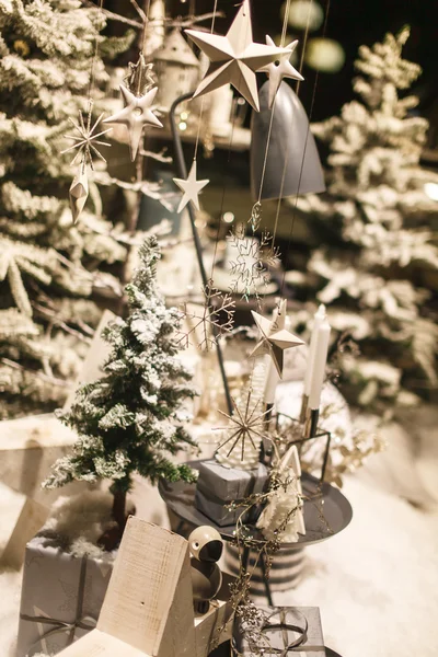 Juldekorationer med träd och stjärnor — Stockfoto
