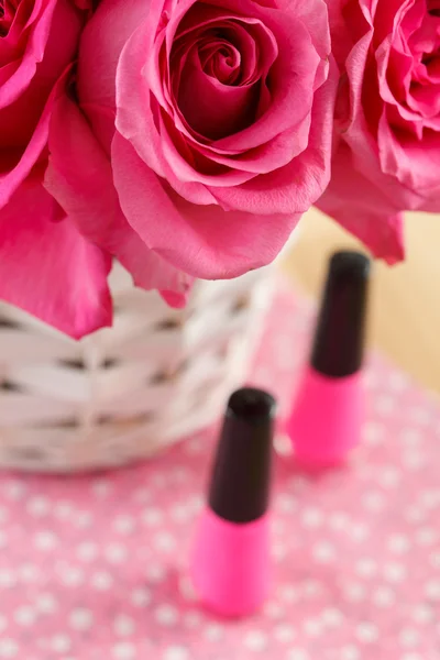 Pink roses in basket — Stock Photo, Image