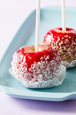 karamelli elma sopa üzerinde