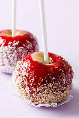 karamelli elma sopa üzerinde