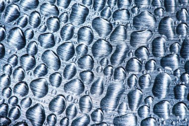 metal zemin üzerine düşer