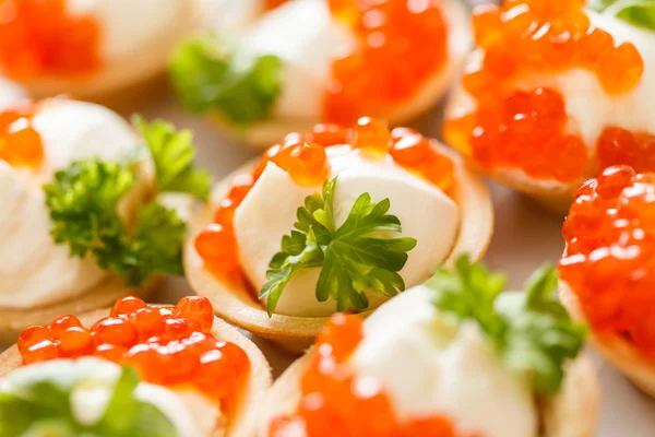 Canapés saborosos com caviar — Fotografia de Stock