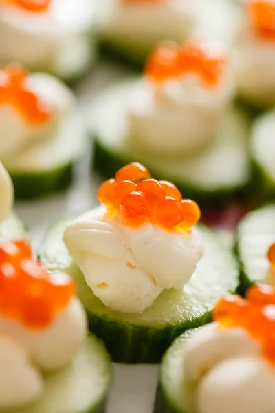 Canapés saborosos com caviar — Fotografia de Stock