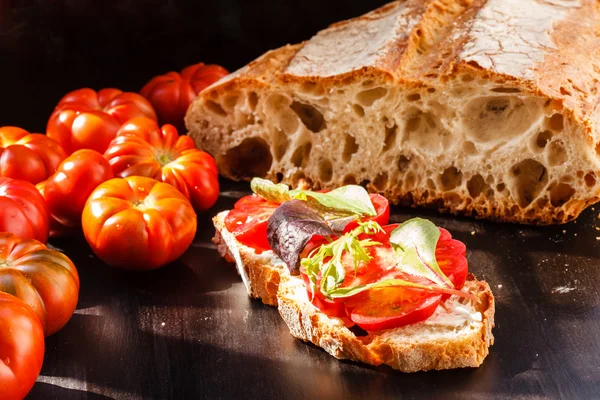 Smaczny bruschetta z pomidorami — Zdjęcie stockowe