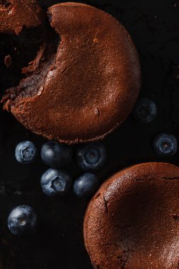 Yaban mersini ile çikolatalı kek