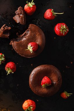 Çilekli çikolatalı pasta