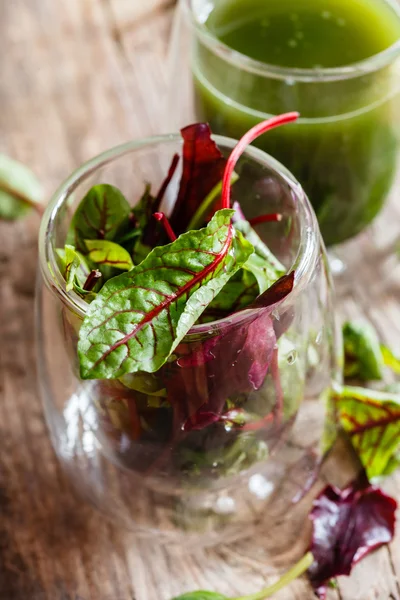 Groene smoothie in glazen — Stockfoto