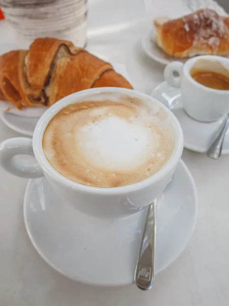 Круассаны и чашку кофе — стоковое фото