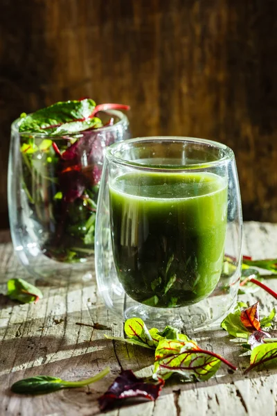 Groene smoothie in glazen — Stockfoto