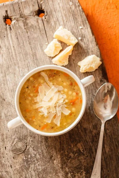 Suppe mit Linsen in Schüssel — Stockfoto