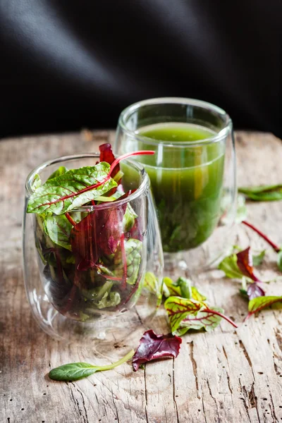 Groene smoothie in glazen — Stockfoto