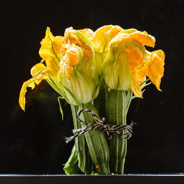 Verse courgette met bloemen — Stockfoto