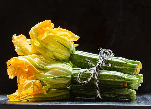 Calabacín fresco con flores —  Fotos de Stock