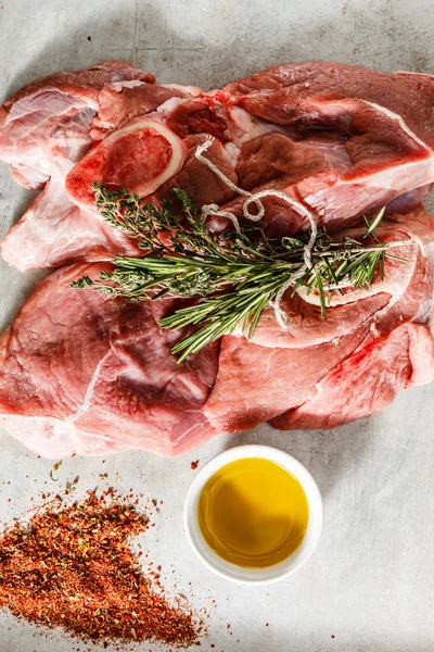 Carne crudă cu rozmarin — Fotografie, imagine de stoc