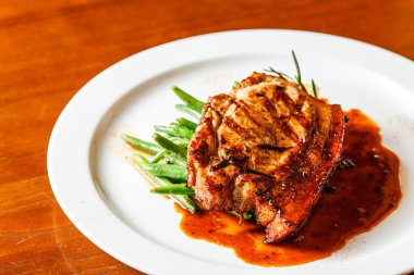 Kırmızı lahana ile eti biftek