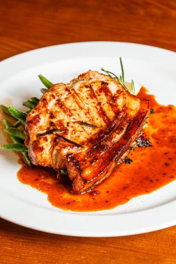 Kırmızı lahana ile eti biftek