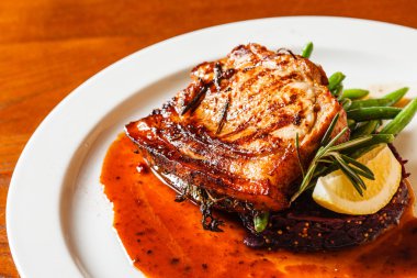 Kırmızı lahana ile eti biftek