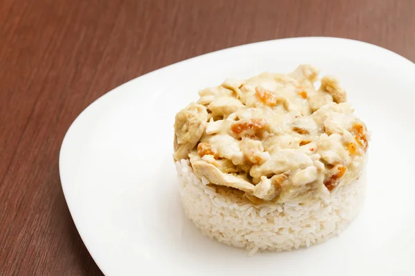 Рис с курицей на тарелке — стоковое фото