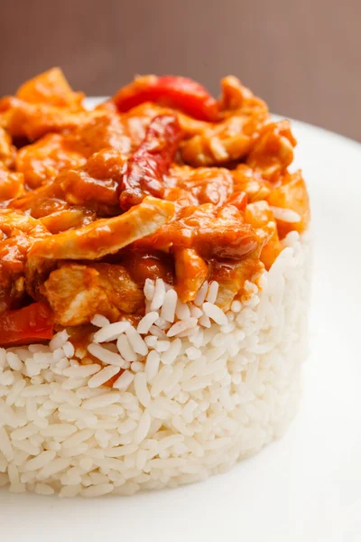Reis mit Huhn auf Teller — Stockfoto