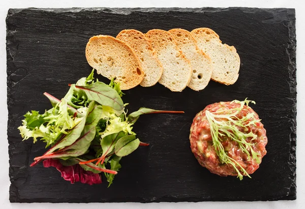 Tártaro de carne com verduras — Fotografia de Stock