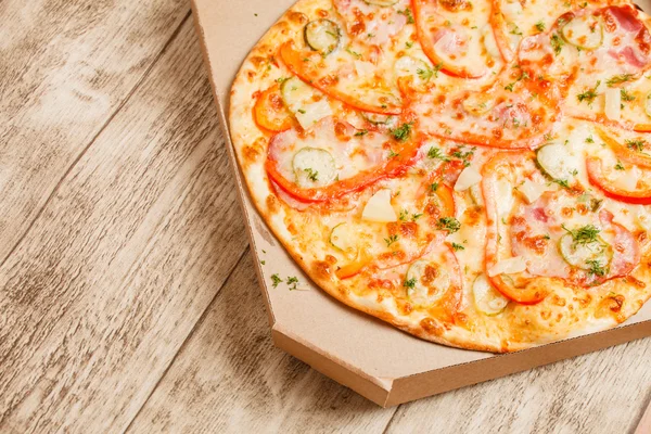 Pizza mit Gemüse und Käse — Stockfoto