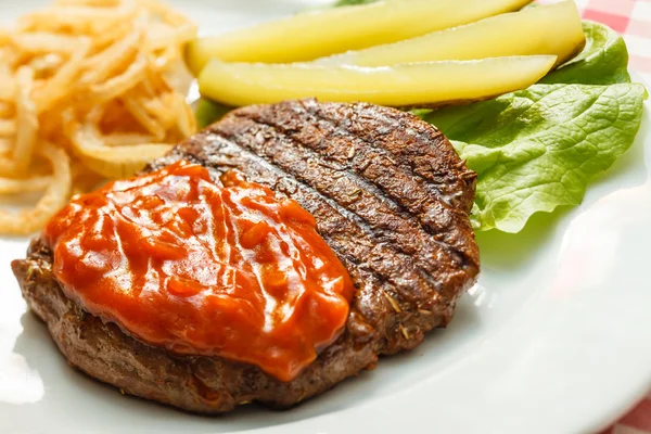 Steak with vegetables and sauce — Stock Photo, Image