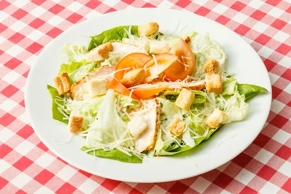 Caesar salade met Parmezaanse kaas — Stockfoto