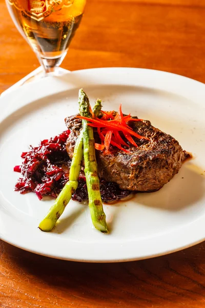 Bife de carne com repolho vermelho — Fotografia de Stock