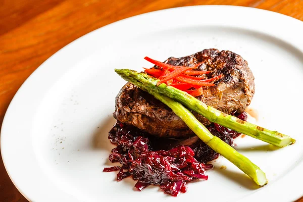 赤キャベツと肉のステーキ — ストック写真
