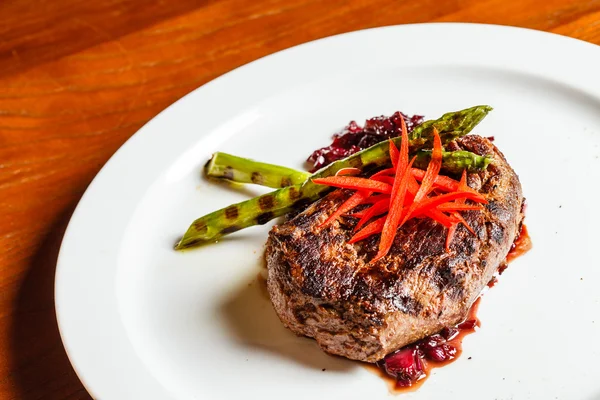 Filete de carne con col roja —  Fotos de Stock