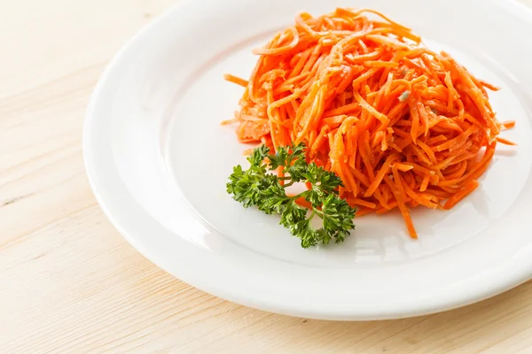Морквяний салат на тарілці — стокове фото