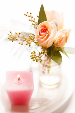 Güller ve pembe mum