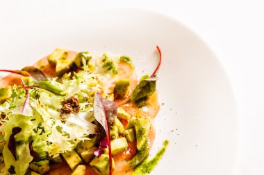 Vejetaryen carpaccio ile avokado