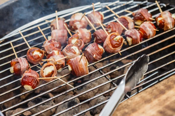 Tâmaras grelhadas com bacon — Fotografia de Stock