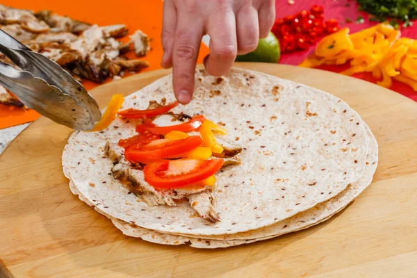 Kocken att göra tortilla — Stockfoto