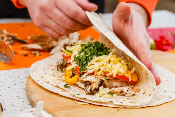 Kocken att göra tortilla — Stockfoto