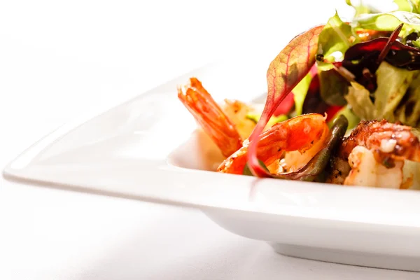 Салат с креветками на тарелке — стоковое фото