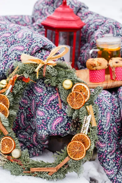 クリスマスの花輪のある静物 — ストック写真