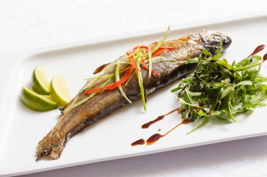 kızarmış balık taze otlar ile