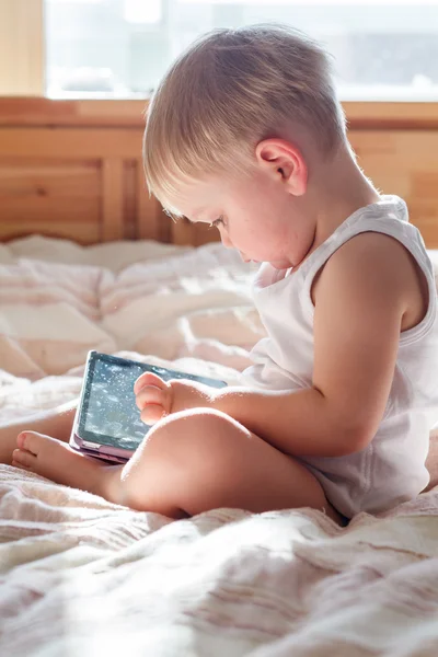 Baby mit Tablet-PC — Stockfoto