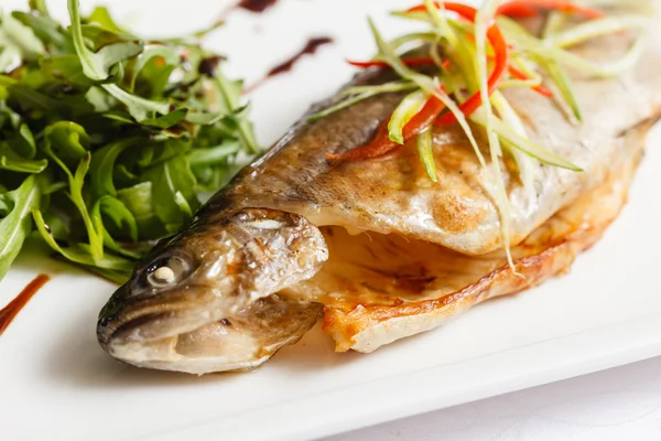 Fried fish with fresh herbs — Stock Photo, Image