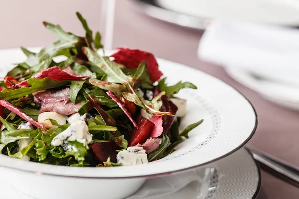 Salat mit Roter Bete und Rucola — Stockfoto