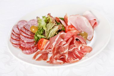 et ve sosis dilimleri