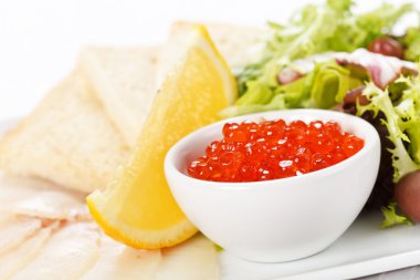 meze havyar ve limon ile