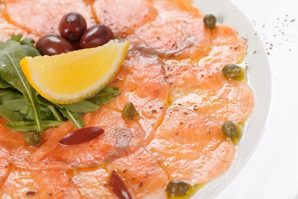 Fisk carpaccio med sallad — Stockfoto