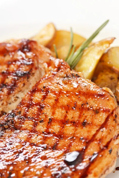 Gegrilde steak met aardappelen — Stockfoto