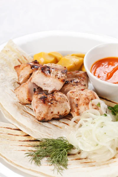 Chicken with tortilla and sauce — Stock Photo, Image
